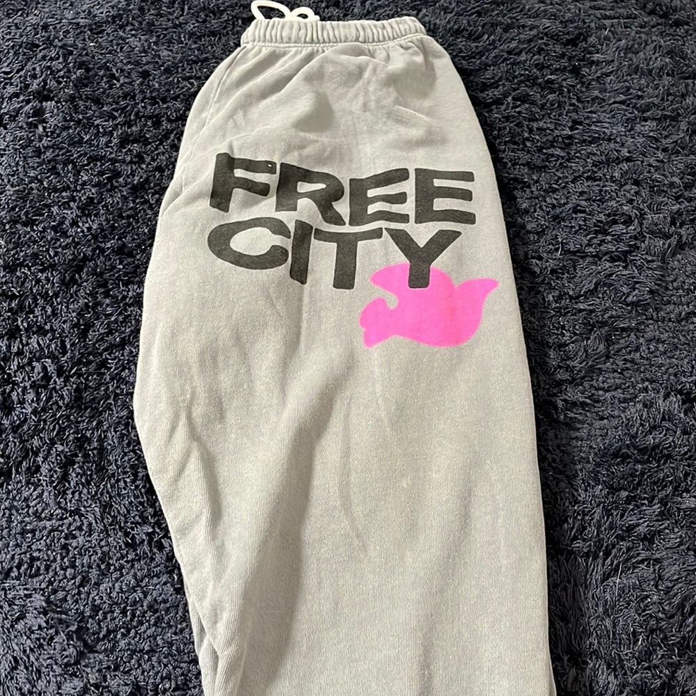 Gray free city sweatpants